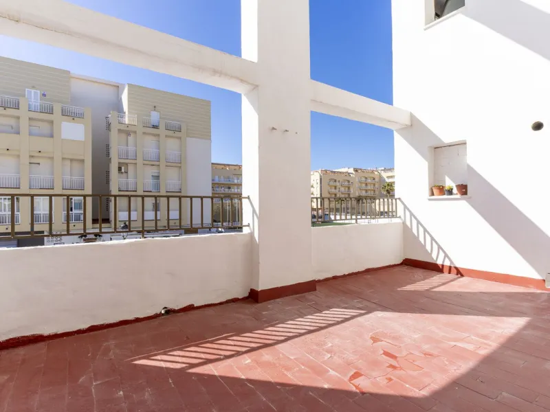 SPACIOUS APARTMENT WITH TERRACE AND SEA VIEWS IN THE HEART OF SABINILLAS