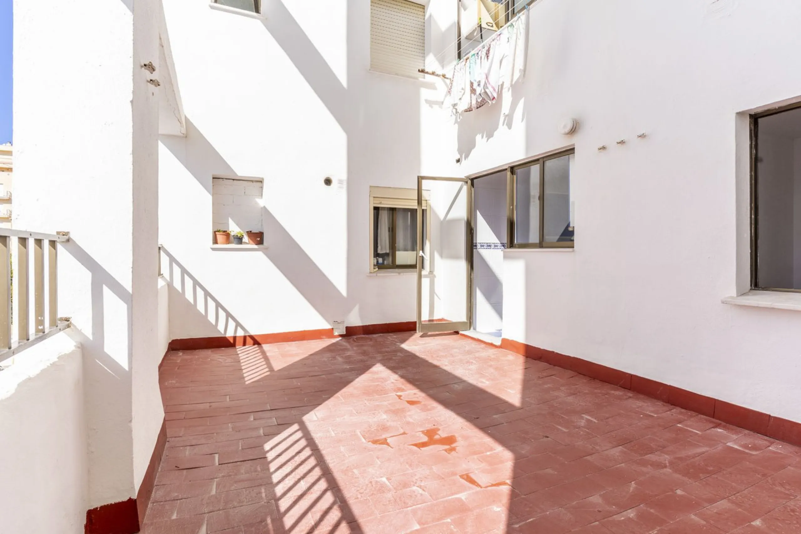 SPACIOUS APARTMENT WITH TERRACE AND SEA VIEWS IN THE HEART OF SABINILLAS