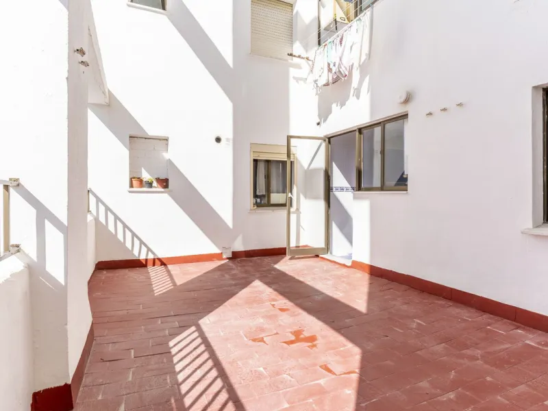 SPACIOUS APARTMENT WITH TERRACE AND SEA VIEWS IN THE HEART OF SABINILLAS