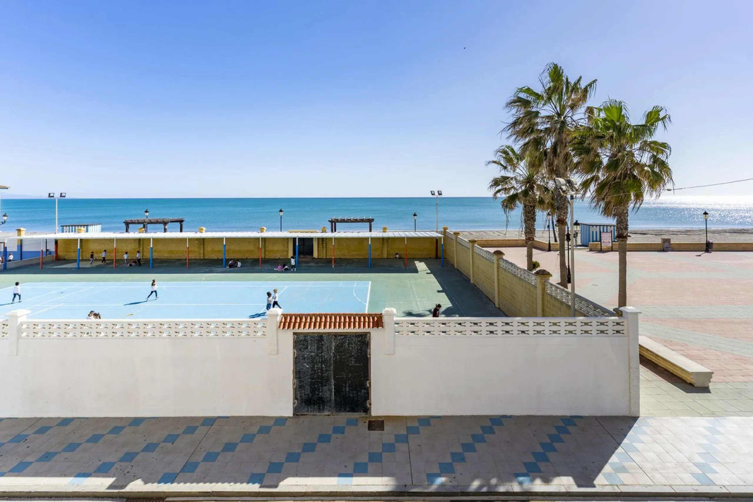 SPACIOUS APARTMENT WITH TERRACE AND SEA VIEWS IN THE HEART OF SABINILLAS