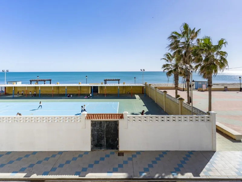 SPACIOUS APARTMENT WITH TERRACE AND SEA VIEWS IN THE HEART OF SABINILLAS