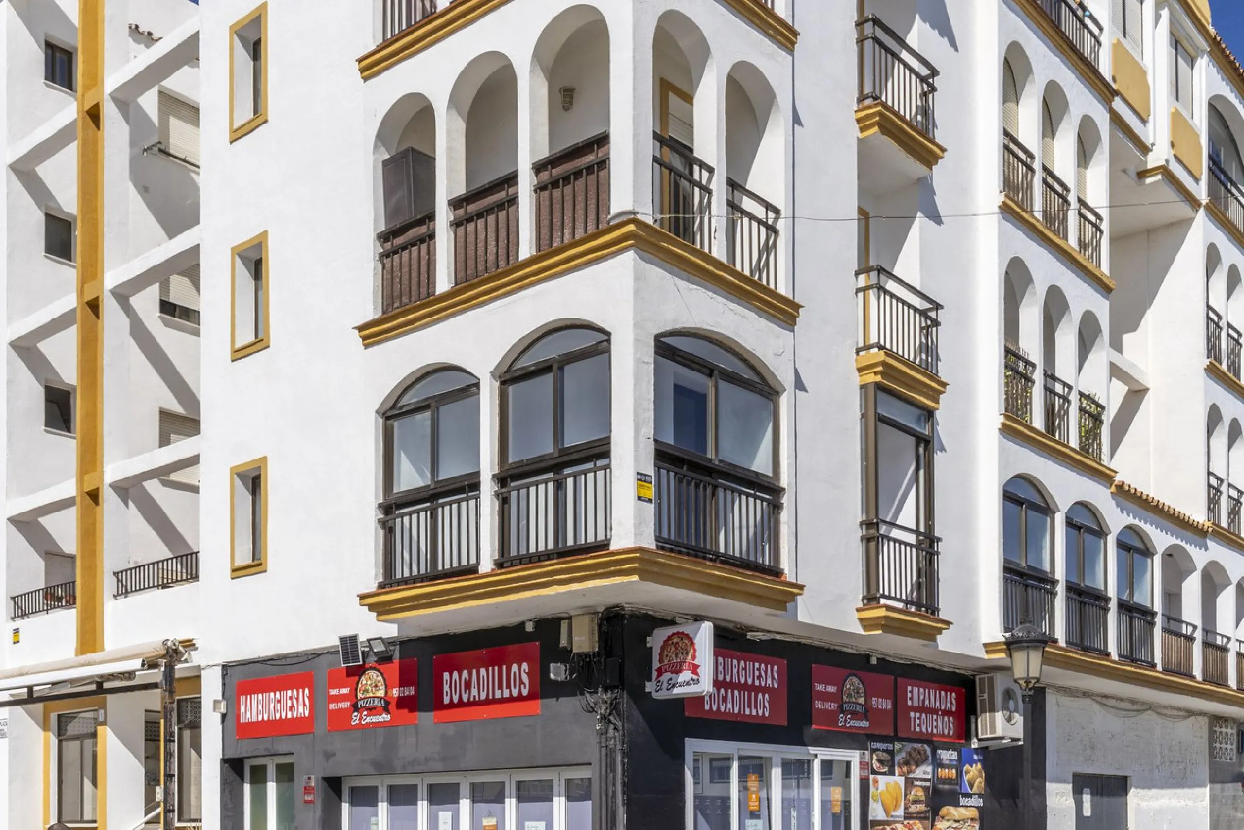 SPACIOUS APARTMENT WITH TERRACE AND SEA VIEWS IN THE HEART OF SABINILLAS