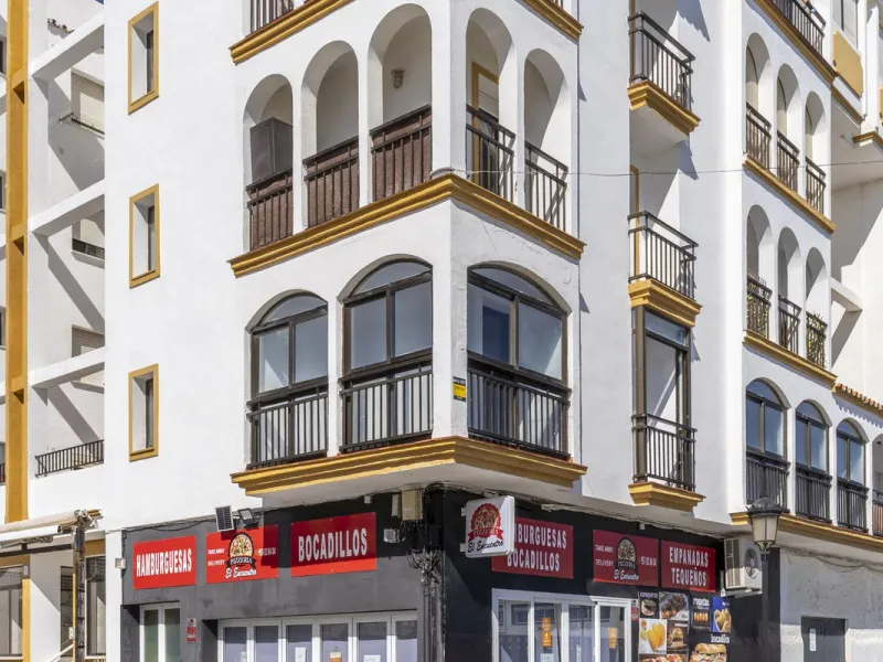 SPACIOUS APARTMENT WITH TERRACE AND SEA VIEWS IN THE HEART OF SABINILLAS