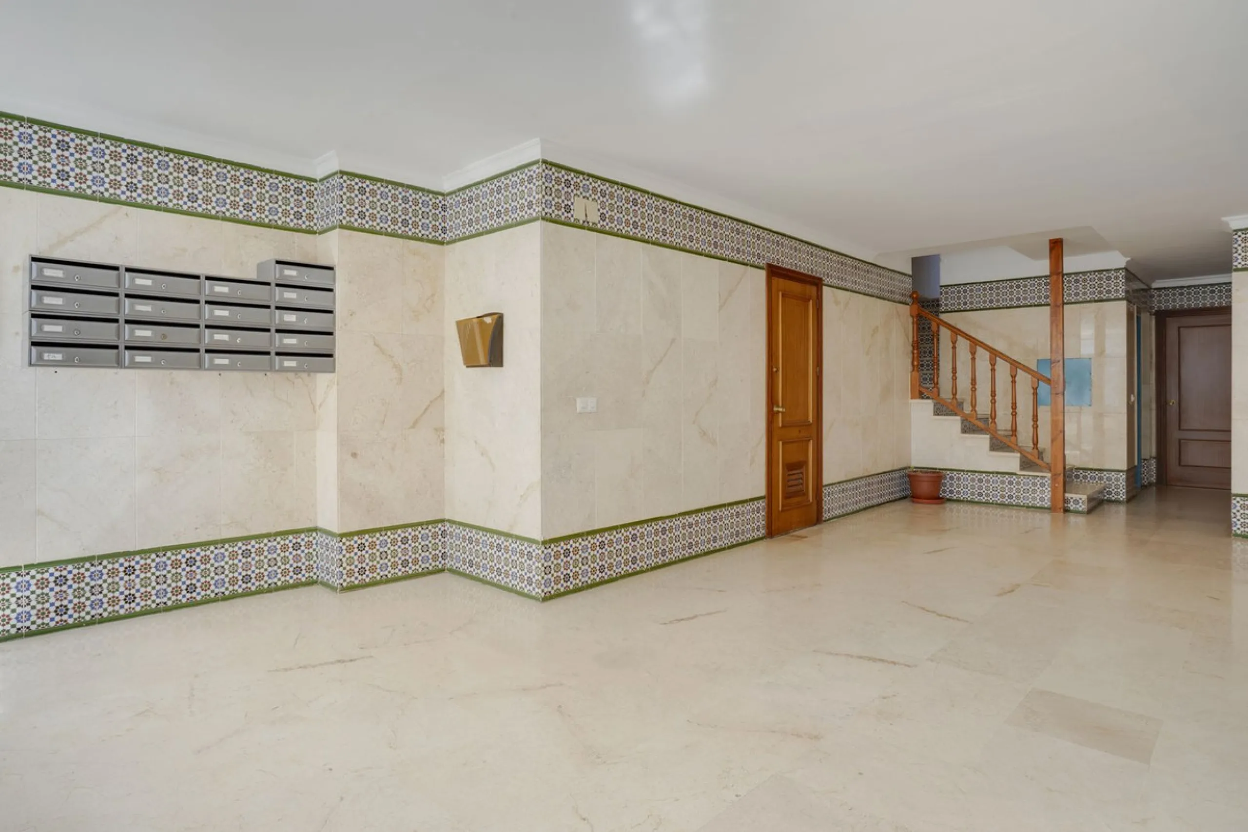 SPACIOUS APARTMENT WITH TERRACE AND SEA VIEWS IN THE HEART OF SABINILLAS