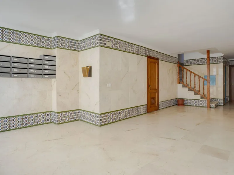 SPACIOUS APARTMENT WITH TERRACE AND SEA VIEWS IN THE HEART OF SABINILLAS