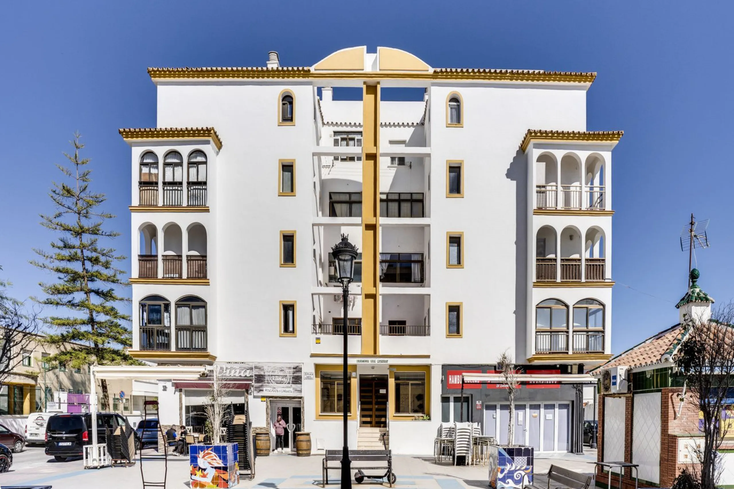 SPACIOUS APARTMENT WITH TERRACE AND SEA VIEWS IN THE HEART OF SABINILLAS