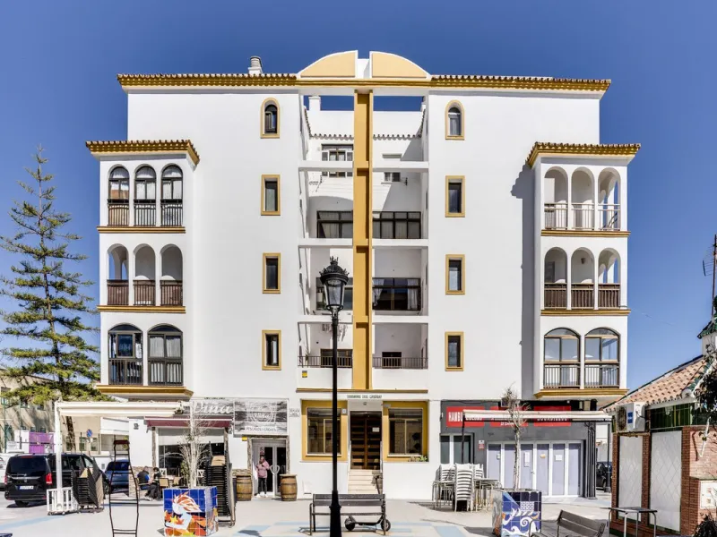 SPACIOUS APARTMENT WITH TERRACE AND SEA VIEWS IN THE HEART OF SABINILLAS