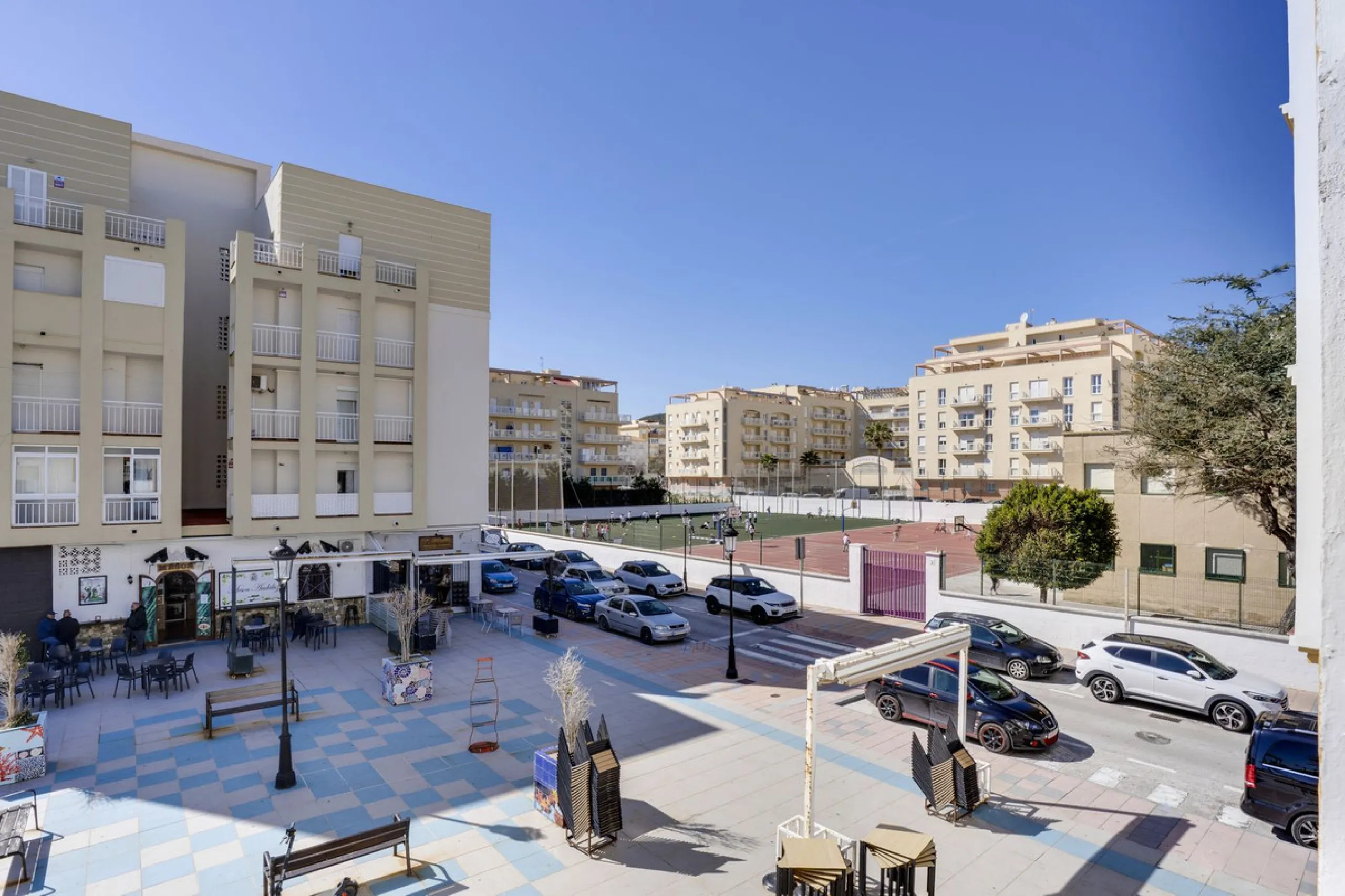 SPACIOUS APARTMENT WITH TERRACE AND SEA VIEWS IN THE HEART OF SABINILLAS
