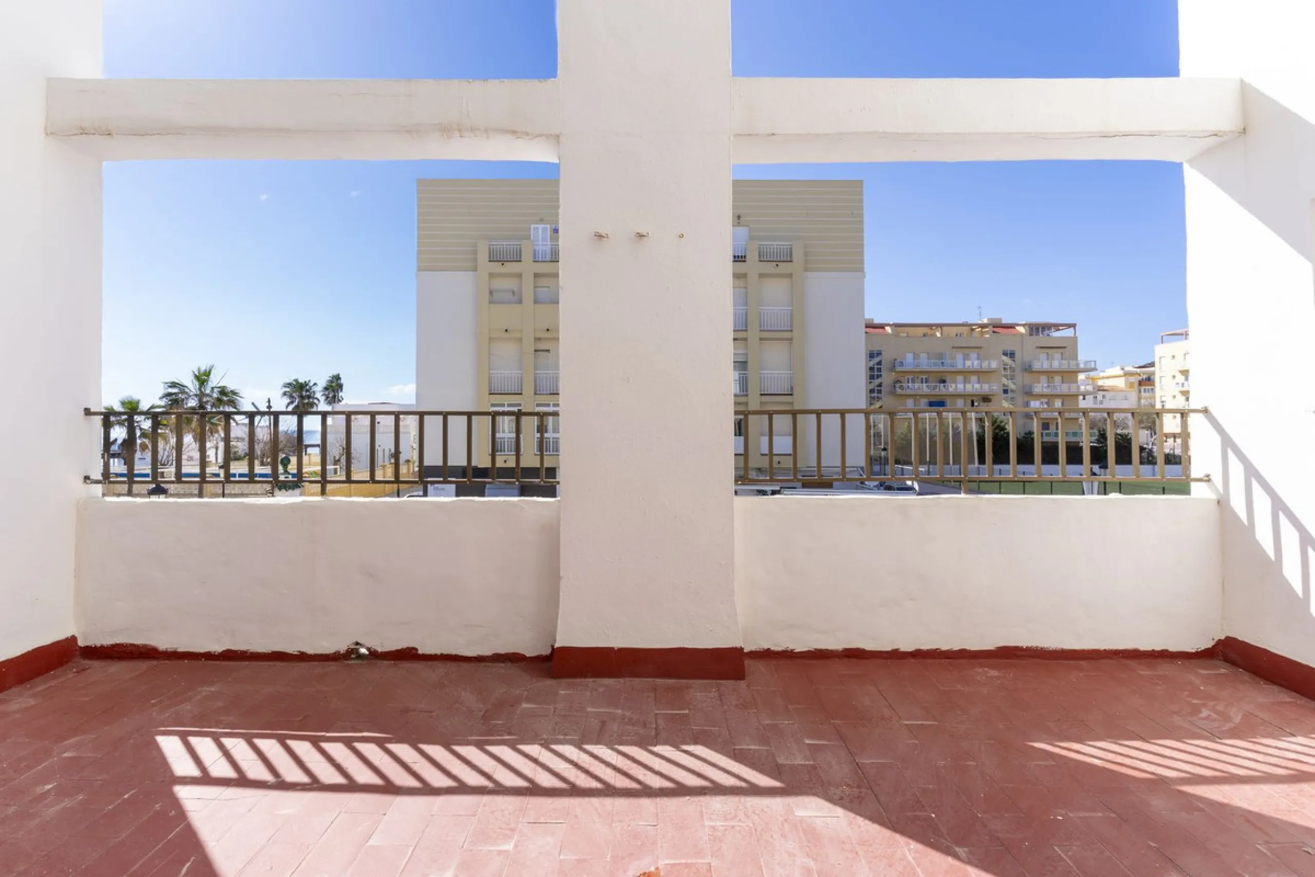 SPACIOUS APARTMENT WITH TERRACE AND SEA VIEWS IN THE HEART OF SABINILLAS