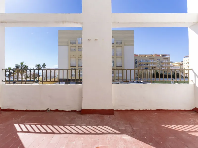 SPACIOUS APARTMENT WITH TERRACE AND SEA VIEWS IN THE HEART OF SABINILLAS