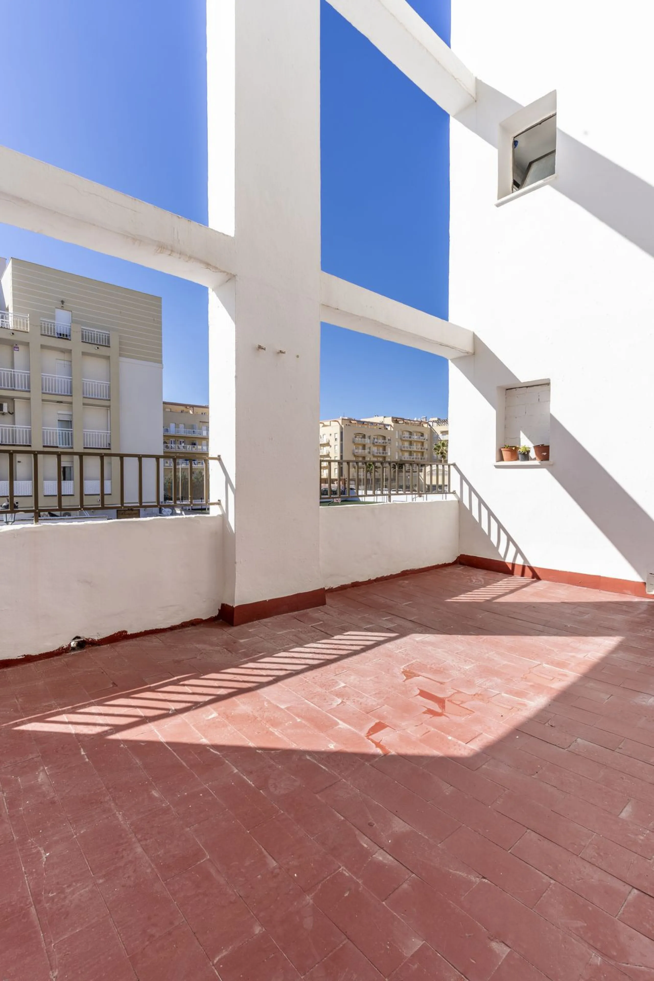 SPACIOUS APARTMENT WITH TERRACE AND SEA VIEWS IN THE HEART OF SABINILLAS