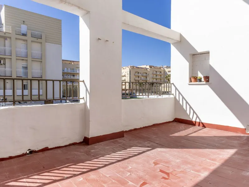 SPACIOUS APARTMENT WITH TERRACE AND SEA VIEWS IN THE HEART OF SABINILLAS