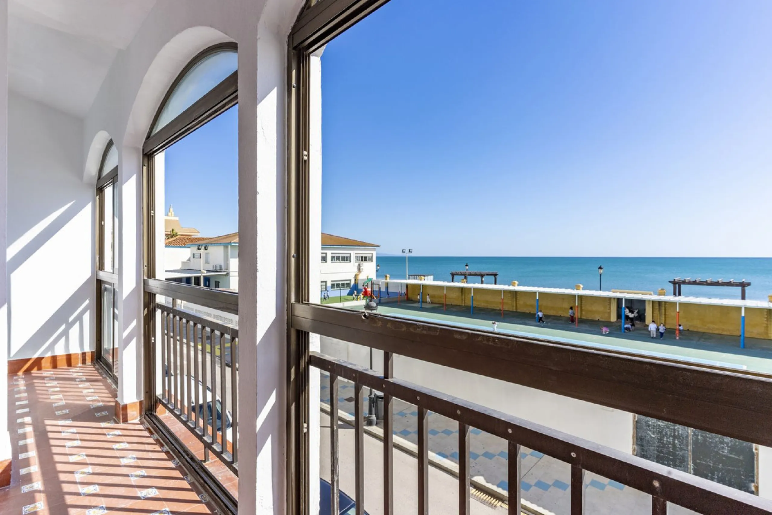 SPACIOUS APARTMENT WITH TERRACE AND SEA VIEWS IN THE HEART OF SABINILLAS