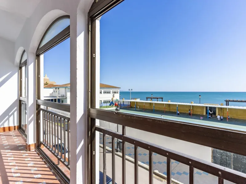 SPACIOUS APARTMENT WITH TERRACE AND SEA VIEWS IN THE HEART OF SABINILLAS