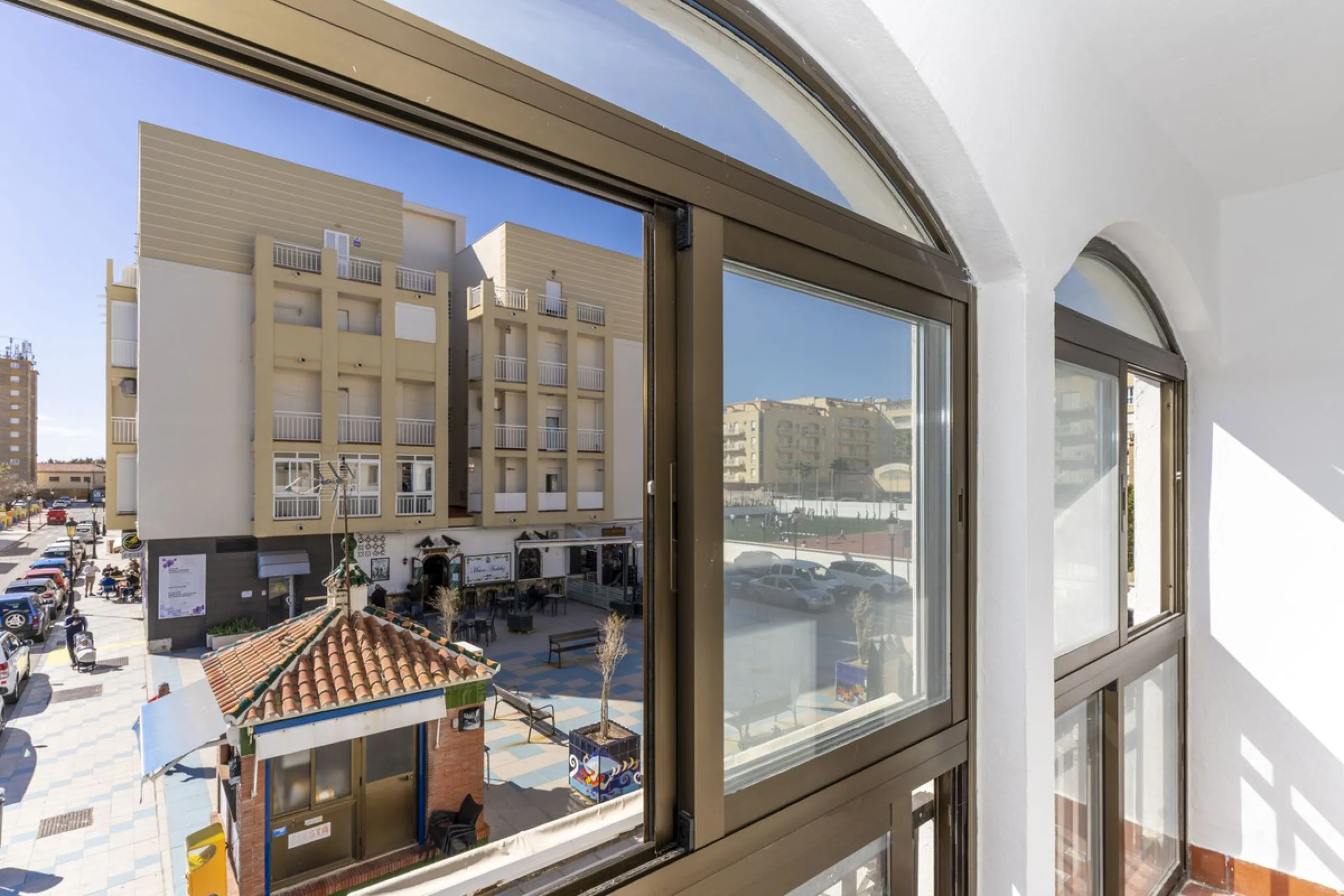 SPACIOUS APARTMENT WITH TERRACE AND SEA VIEWS IN THE HEART OF SABINILLAS