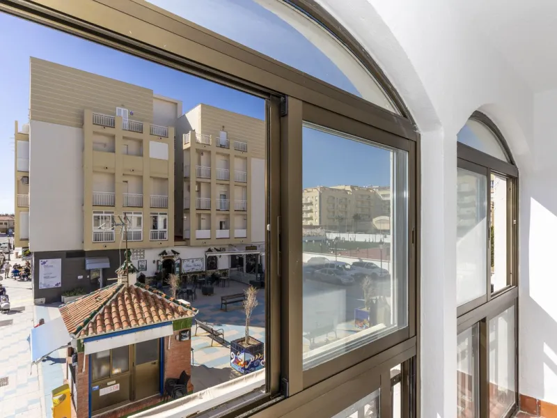 SPACIOUS APARTMENT WITH TERRACE AND SEA VIEWS IN THE HEART OF SABINILLAS