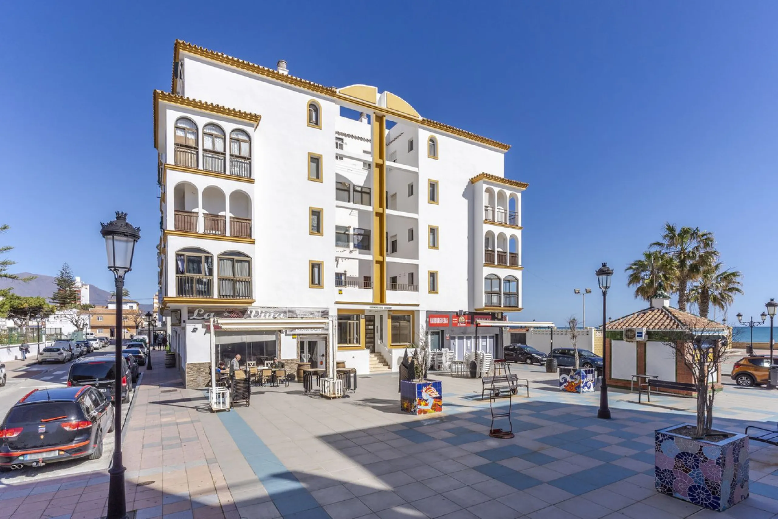 SPACIOUS APARTMENT WITH TERRACE AND SEA VIEWS IN THE HEART OF SABINILLAS