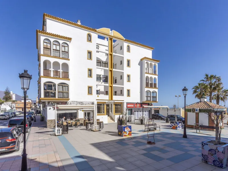 SPACIOUS APARTMENT WITH TERRACE AND SEA VIEWS IN THE HEART OF SABINILLAS