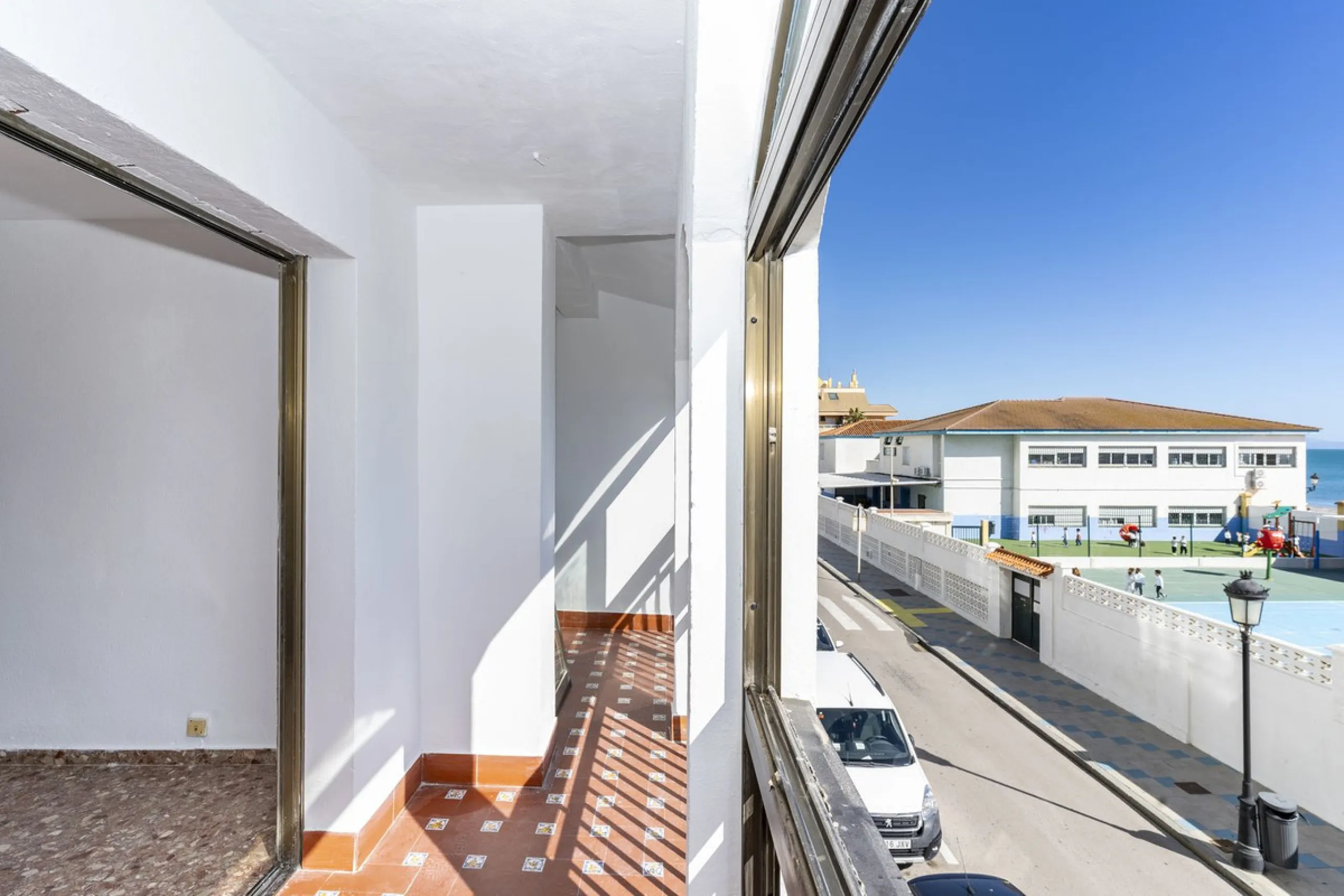 SPACIOUS APARTMENT WITH TERRACE AND SEA VIEWS IN THE HEART OF SABINILLAS