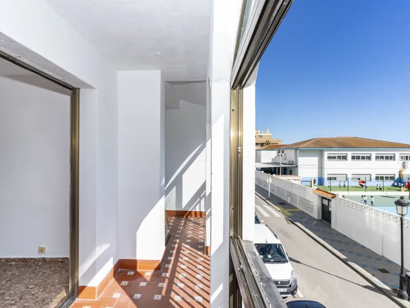 SPACIOUS APARTMENT WITH TERRACE AND SEA VIEWS IN THE HEART OF SABINILLAS