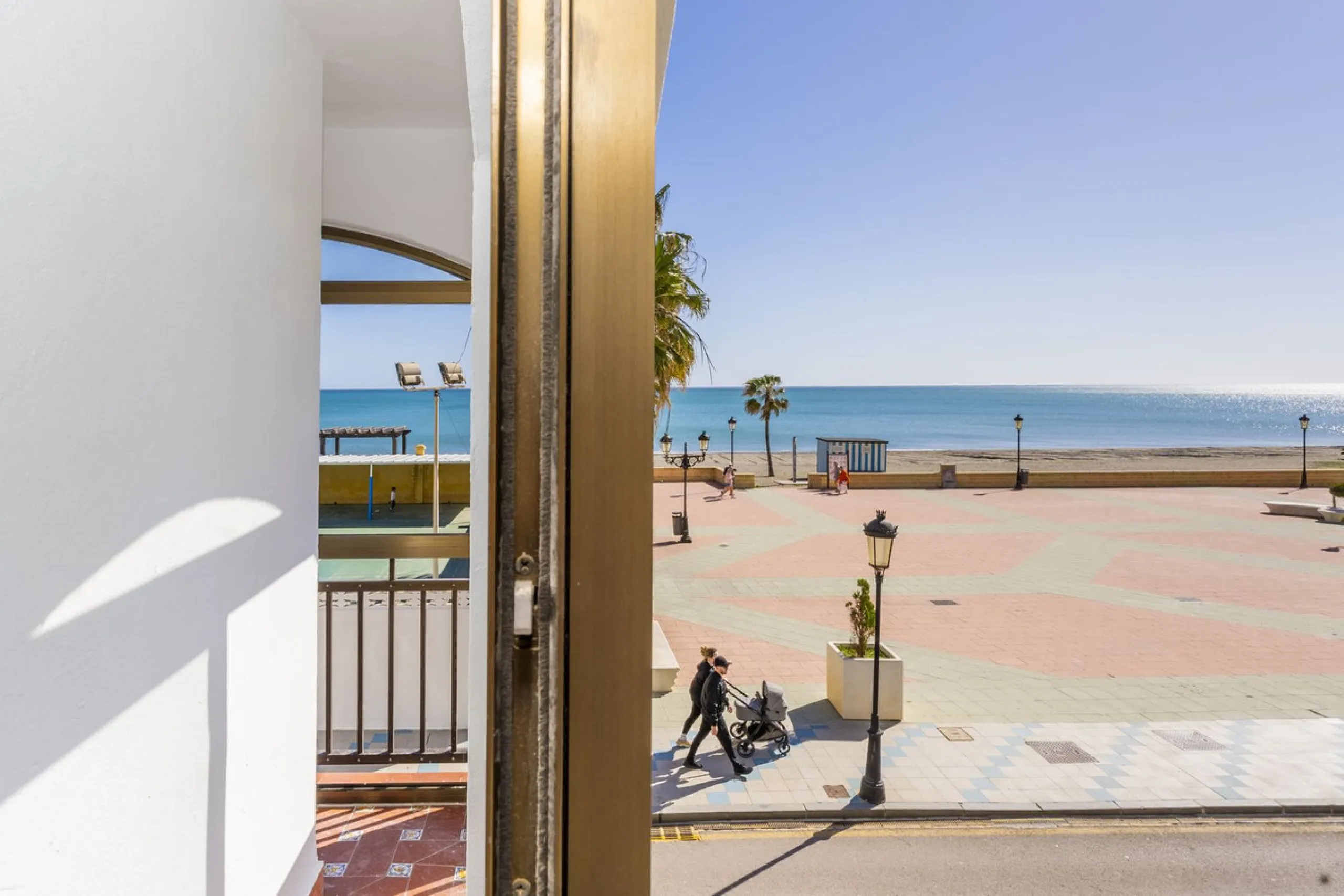 SPACIOUS APARTMENT WITH TERRACE AND SEA VIEWS IN THE HEART OF SABINILLAS