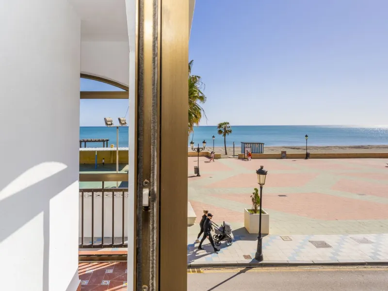 SPACIOUS APARTMENT WITH TERRACE AND SEA VIEWS IN THE HEART OF SABINILLAS