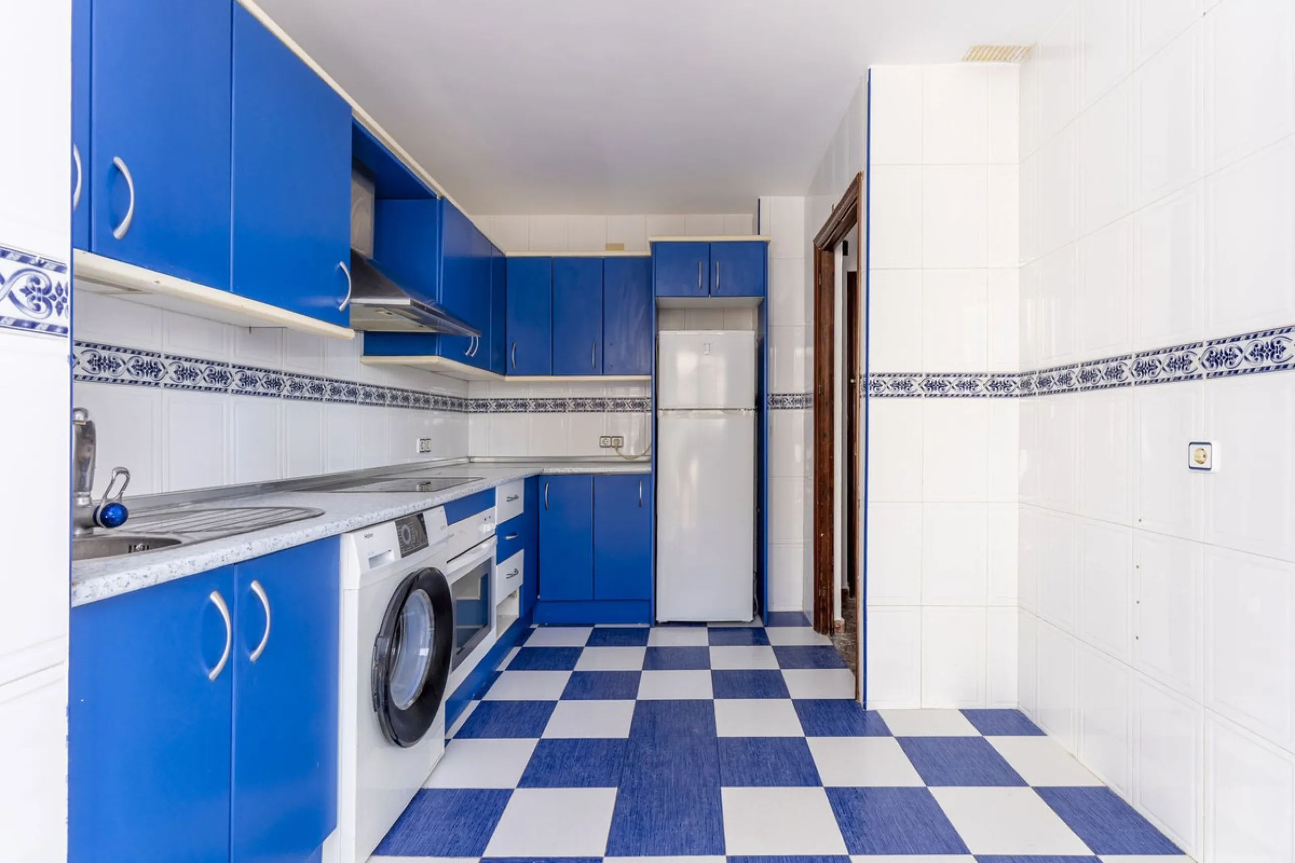 SPACIOUS APARTMENT WITH TERRACE AND SEA VIEWS IN THE HEART OF SABINILLAS