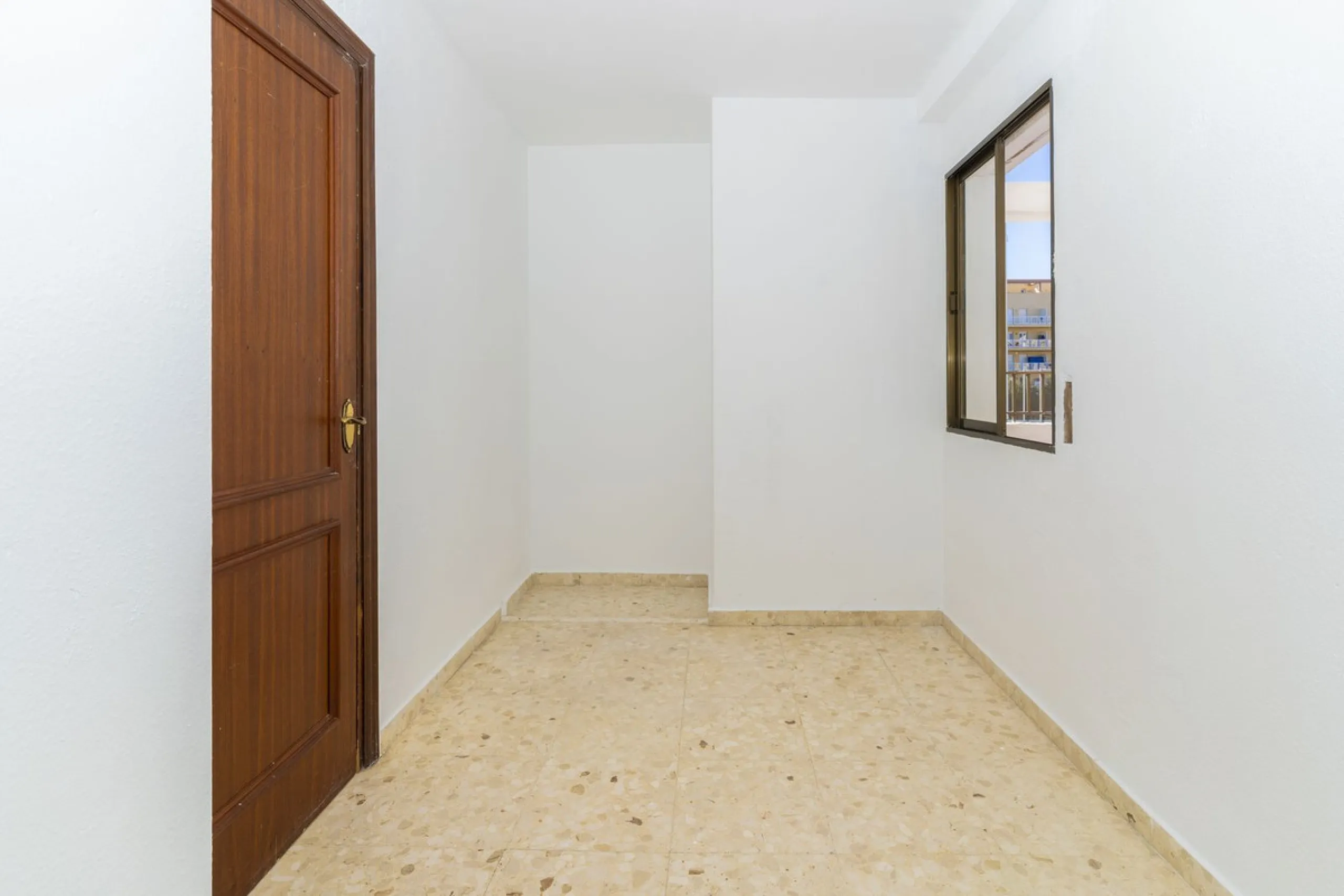 SPACIOUS APARTMENT WITH TERRACE AND SEA VIEWS IN THE HEART OF SABINILLAS