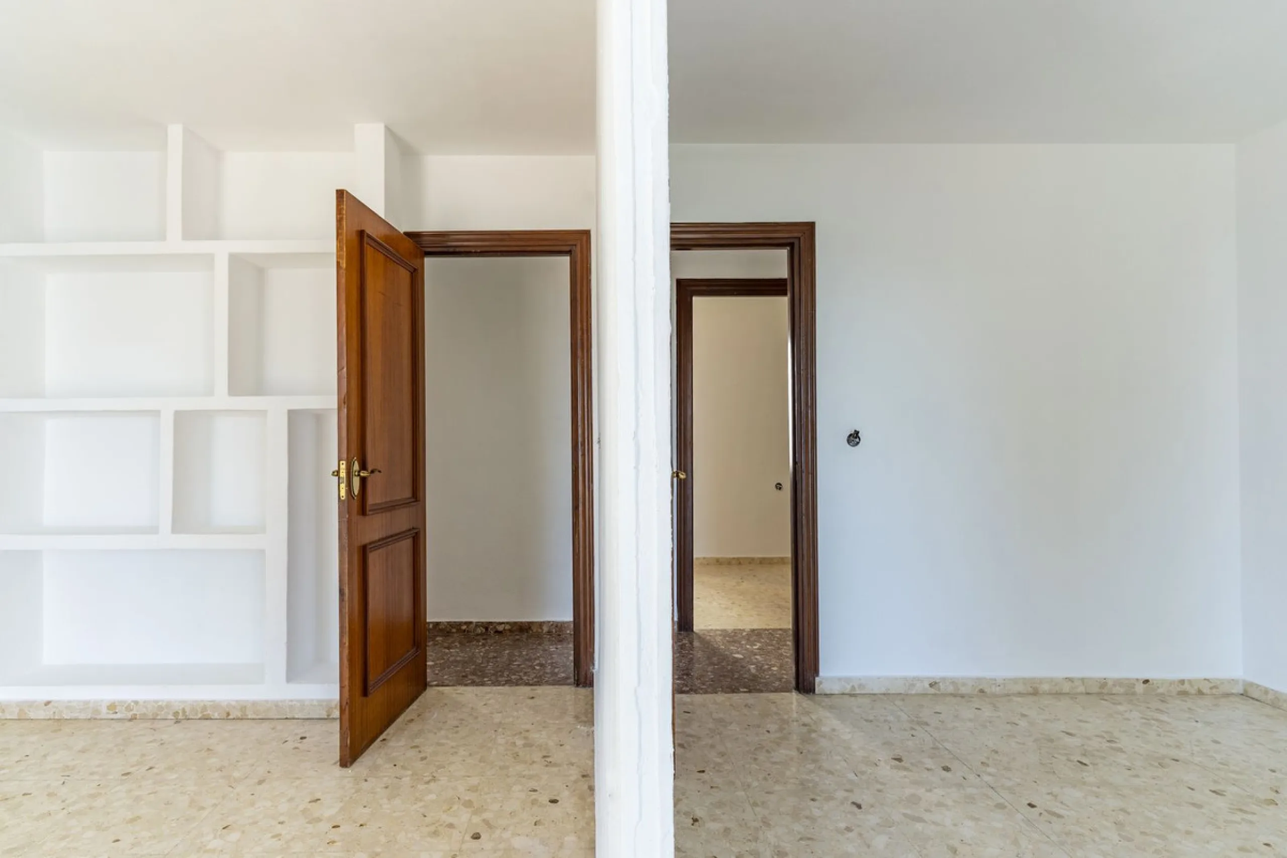 SPACIOUS APARTMENT WITH TERRACE AND SEA VIEWS IN THE HEART OF SABINILLAS