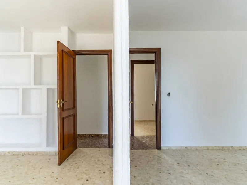 SPACIOUS APARTMENT WITH TERRACE AND SEA VIEWS IN THE HEART OF SABINILLAS