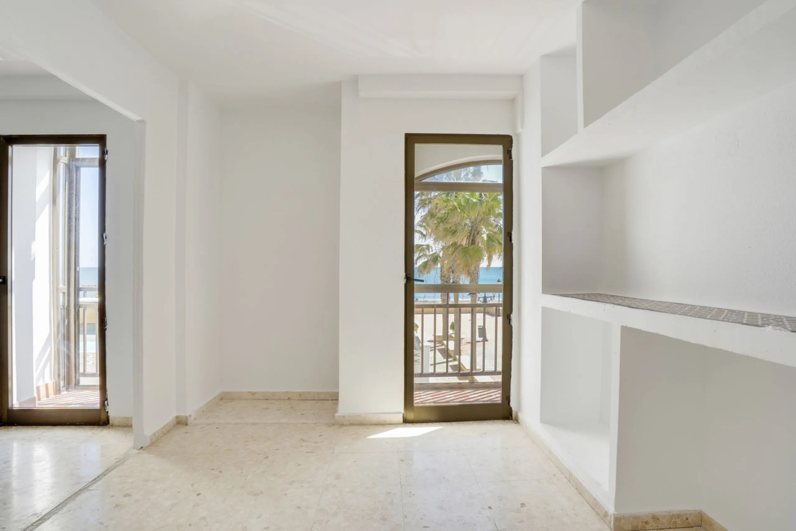 SPACIOUS APARTMENT WITH TERRACE AND SEA VIEWS IN THE HEART OF SABINILLAS