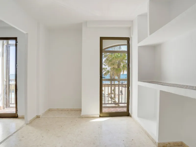 SPACIOUS APARTMENT WITH TERRACE AND SEA VIEWS IN THE HEART OF SABINILLAS