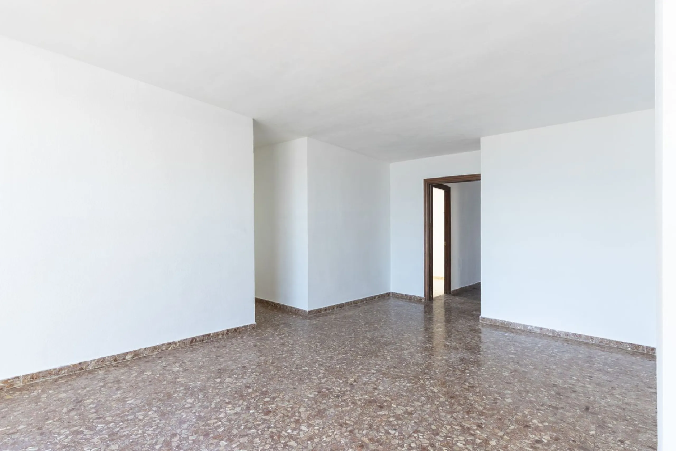 SPACIOUS APARTMENT WITH TERRACE AND SEA VIEWS IN THE HEART OF SABINILLAS