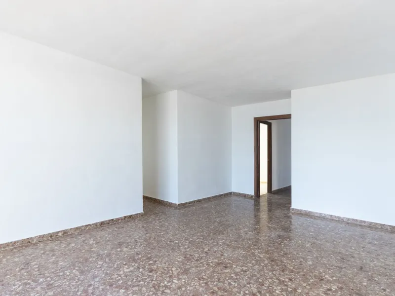 SPACIOUS APARTMENT WITH TERRACE AND SEA VIEWS IN THE HEART OF SABINILLAS