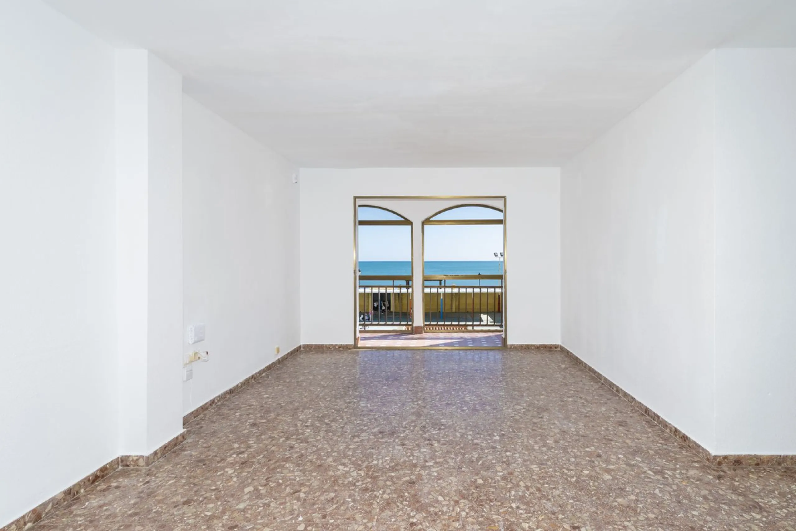 SPACIOUS APARTMENT WITH TERRACE AND SEA VIEWS IN THE HEART OF SABINILLAS