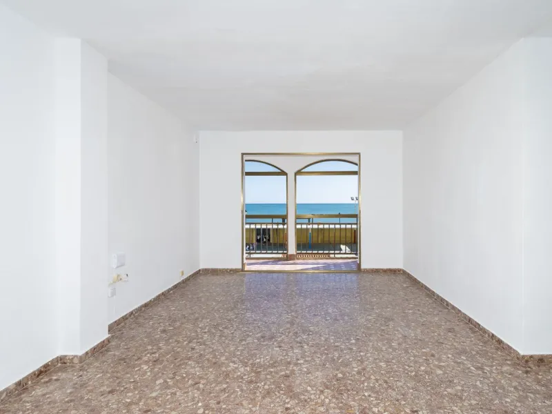 SPACIOUS APARTMENT WITH TERRACE AND SEA VIEWS IN THE HEART OF SABINILLAS