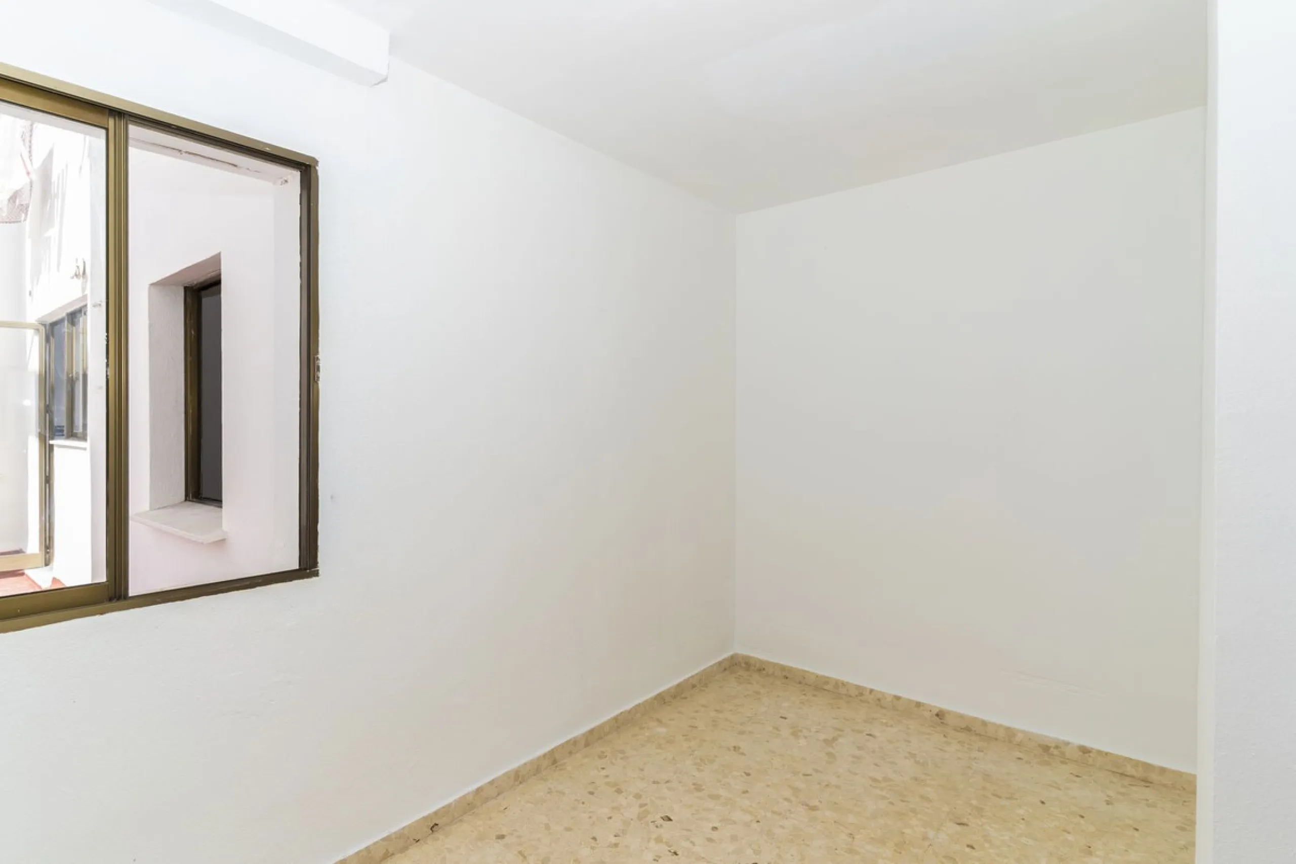 SPACIOUS APARTMENT WITH TERRACE AND SEA VIEWS IN THE HEART OF SABINILLAS