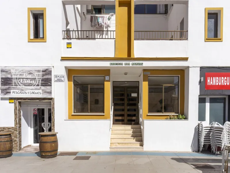 SPACIOUS APARTMENT WITH TERRACE AND SEA VIEWS IN THE HEART OF SABINILLAS