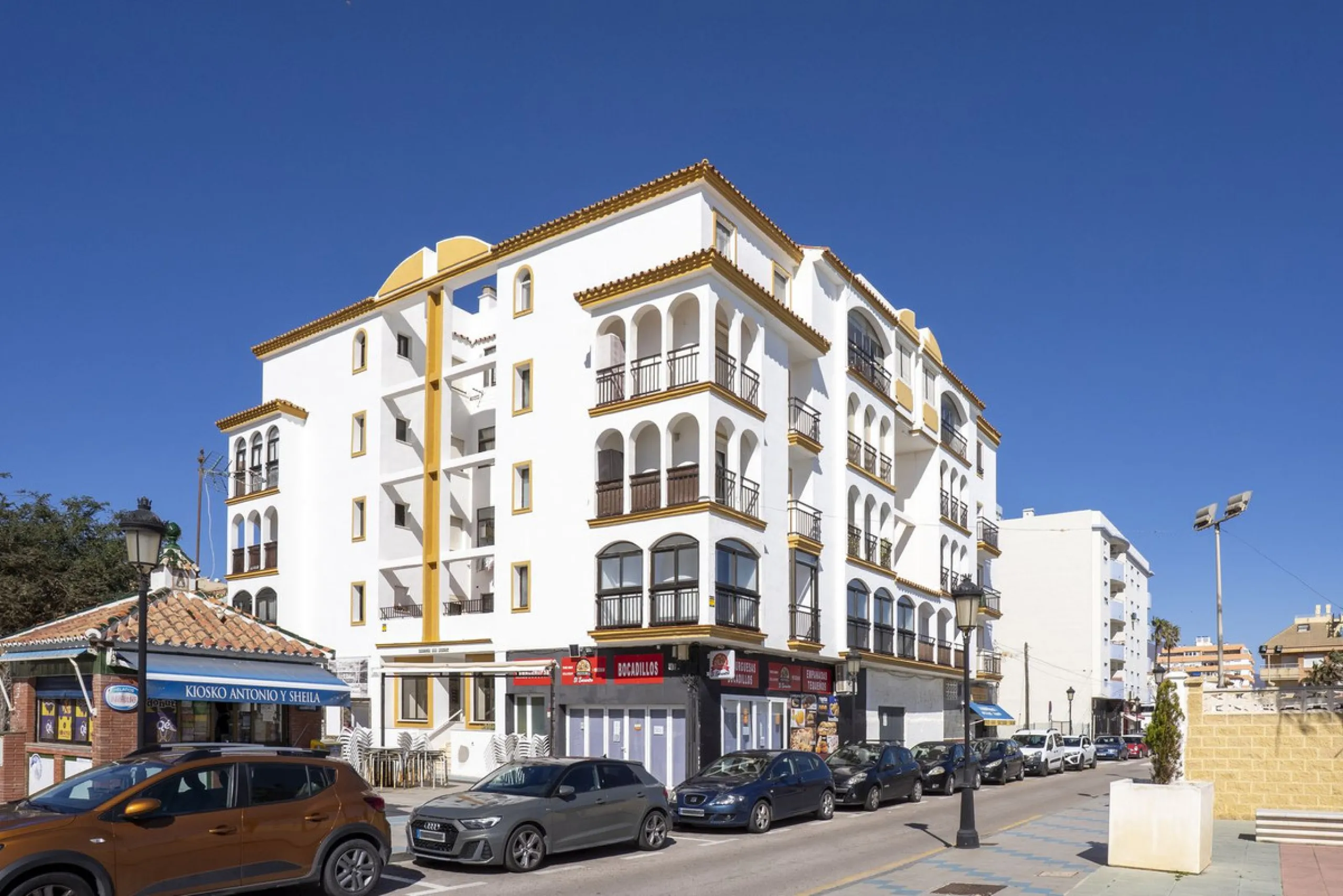 SPACIOUS APARTMENT WITH TERRACE AND SEA VIEWS IN THE HEART OF SABINILLAS