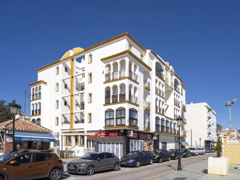SPACIOUS APARTMENT WITH TERRACE AND SEA VIEWS IN THE HEART OF SABINILLAS