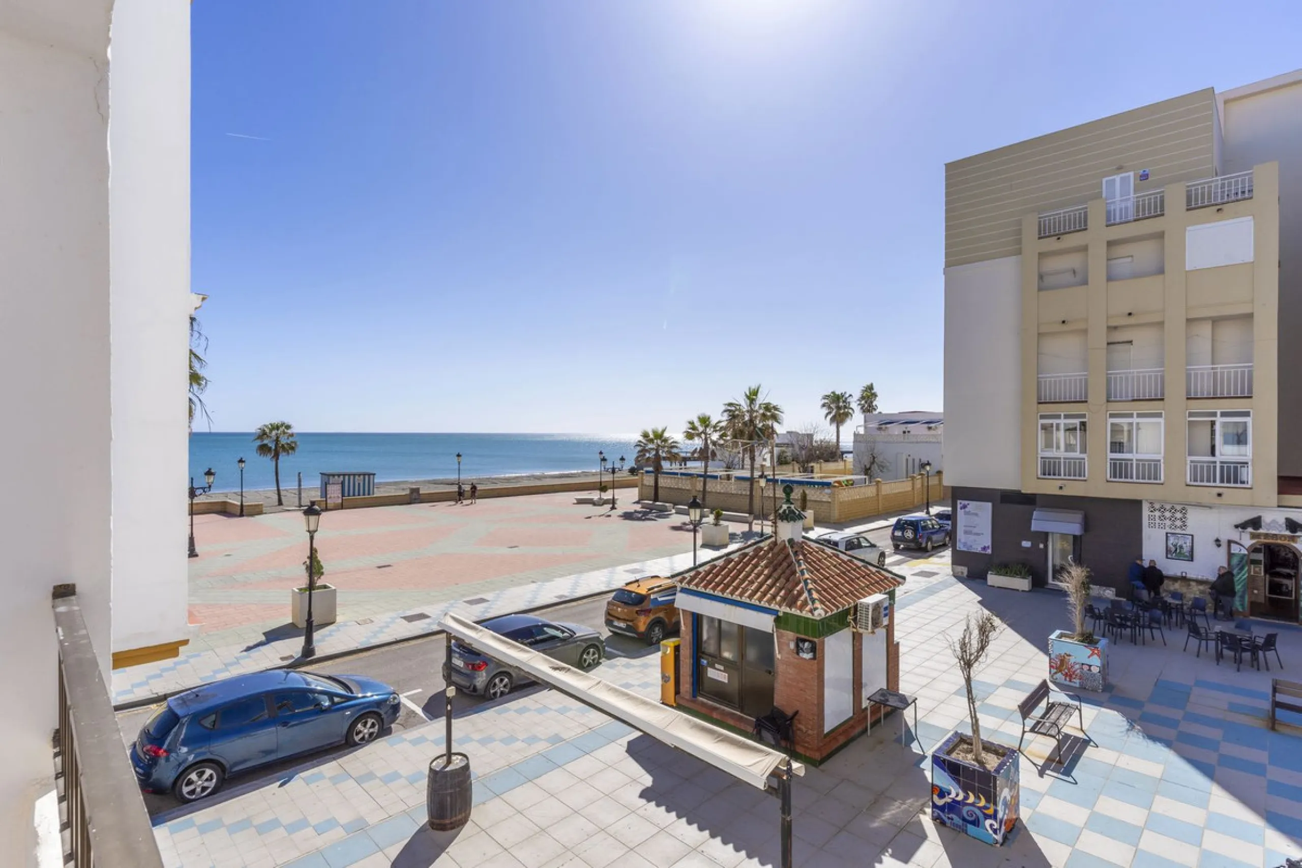 SPACIOUS APARTMENT WITH TERRACE AND SEA VIEWS IN THE HEART OF SABINILLAS