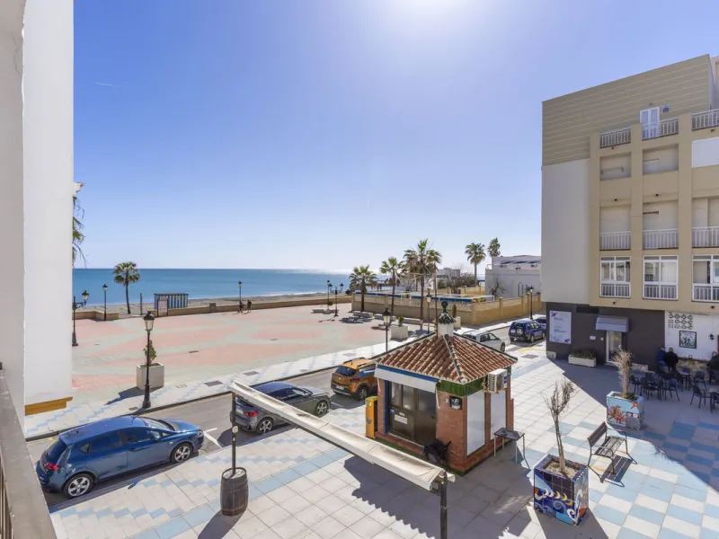 SPACIOUS APARTMENT WITH TERRACE AND SEA VIEWS IN THE HEART OF SABINILLAS