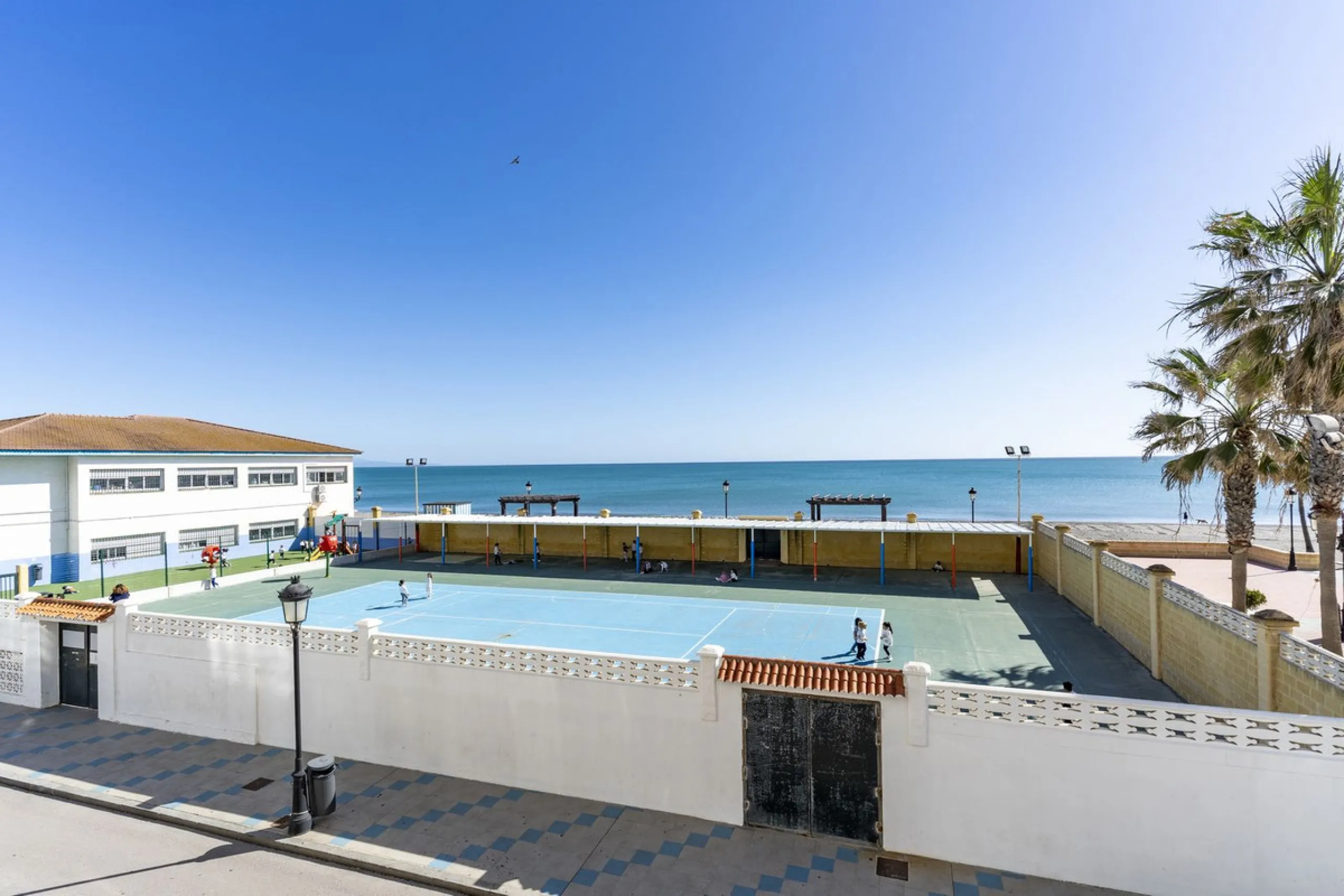 SPACIOUS APARTMENT WITH TERRACE AND SEA VIEWS IN THE HEART OF SABINILLAS