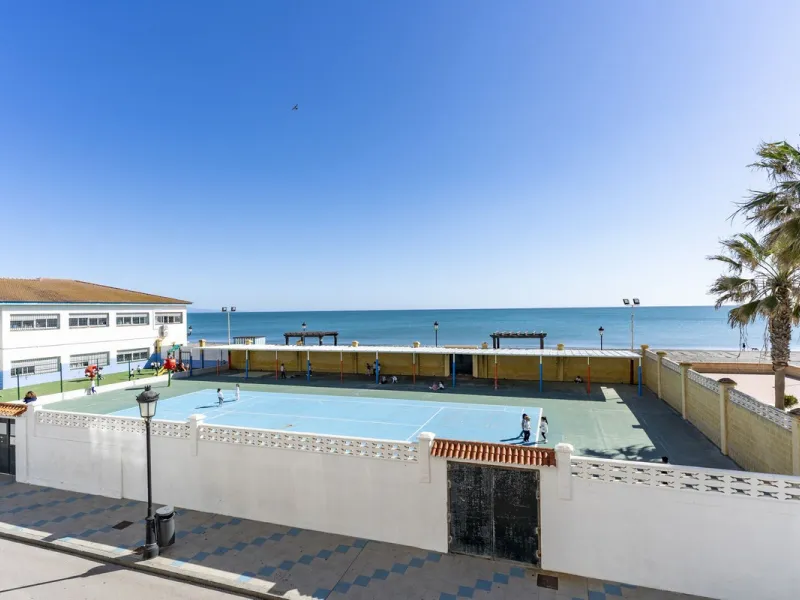 SPACIOUS APARTMENT WITH TERRACE AND SEA VIEWS IN THE HEART OF SABINILLAS
