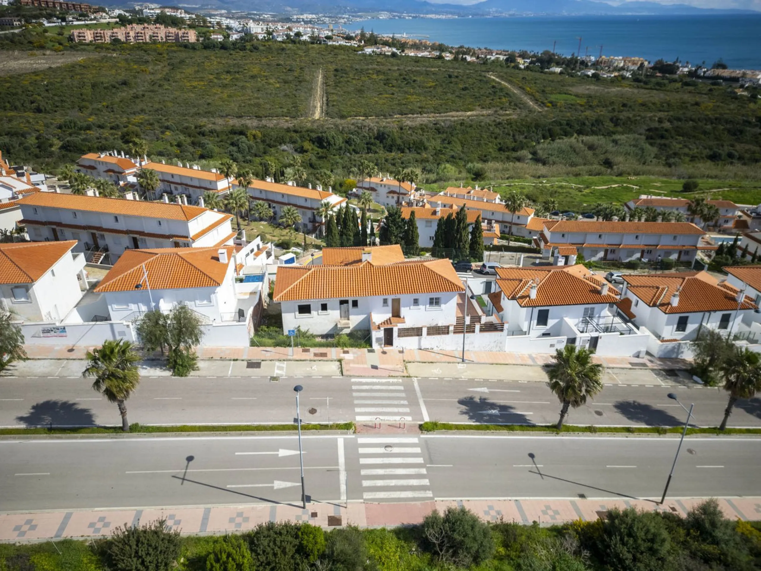 SEMI-DETACHED HOUSE WITH SEA VIEWS AND GREAT POTENTIAL IN LA DUQUESA