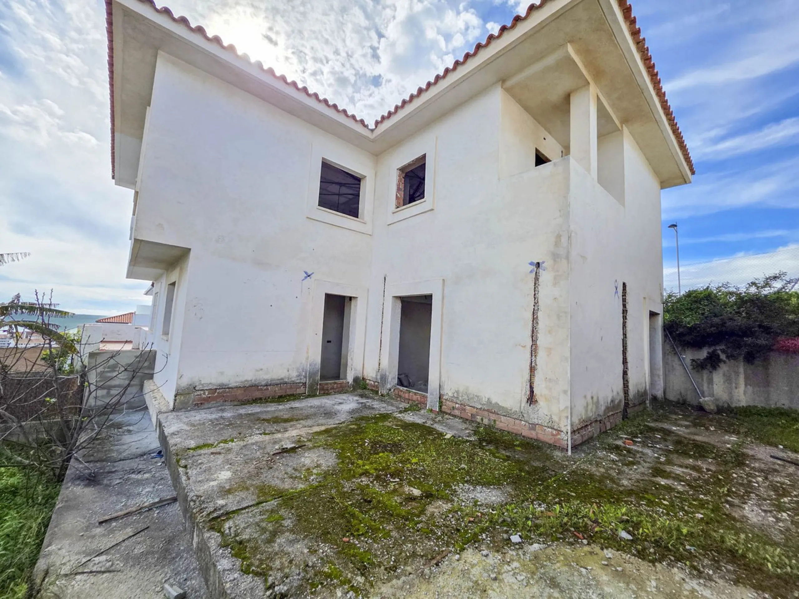 SEMI-DETACHED HOUSE WITH SEA VIEWS AND GREAT POTENTIAL IN LA DUQUESA