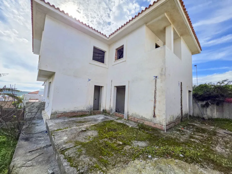 SEMI-DETACHED HOUSE WITH SEA VIEWS AND GREAT POTENTIAL IN LA DUQUESA