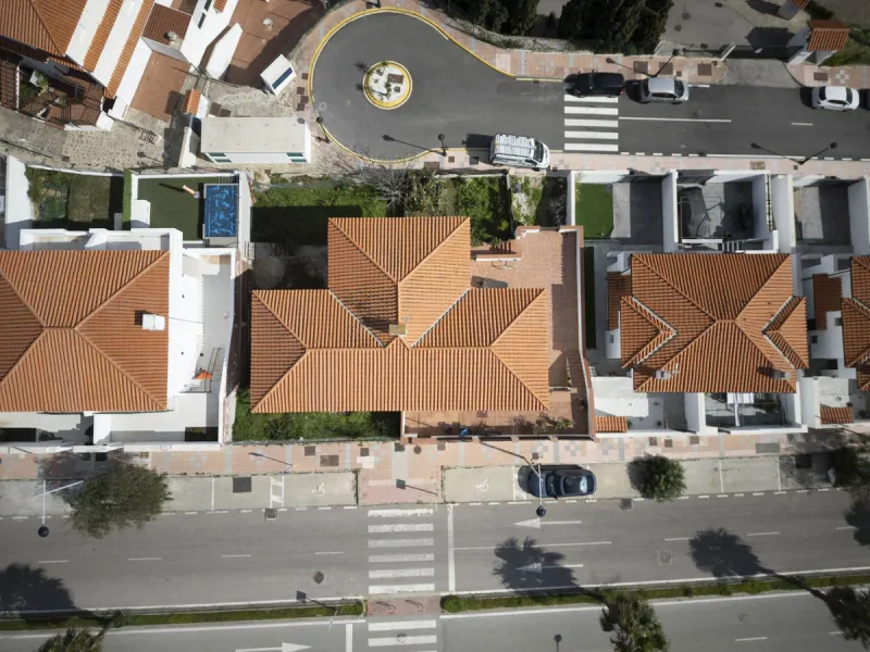 SEMI-DETACHED HOUSE WITH SEA VIEWS AND GREAT POTENTIAL IN LA DUQUESA