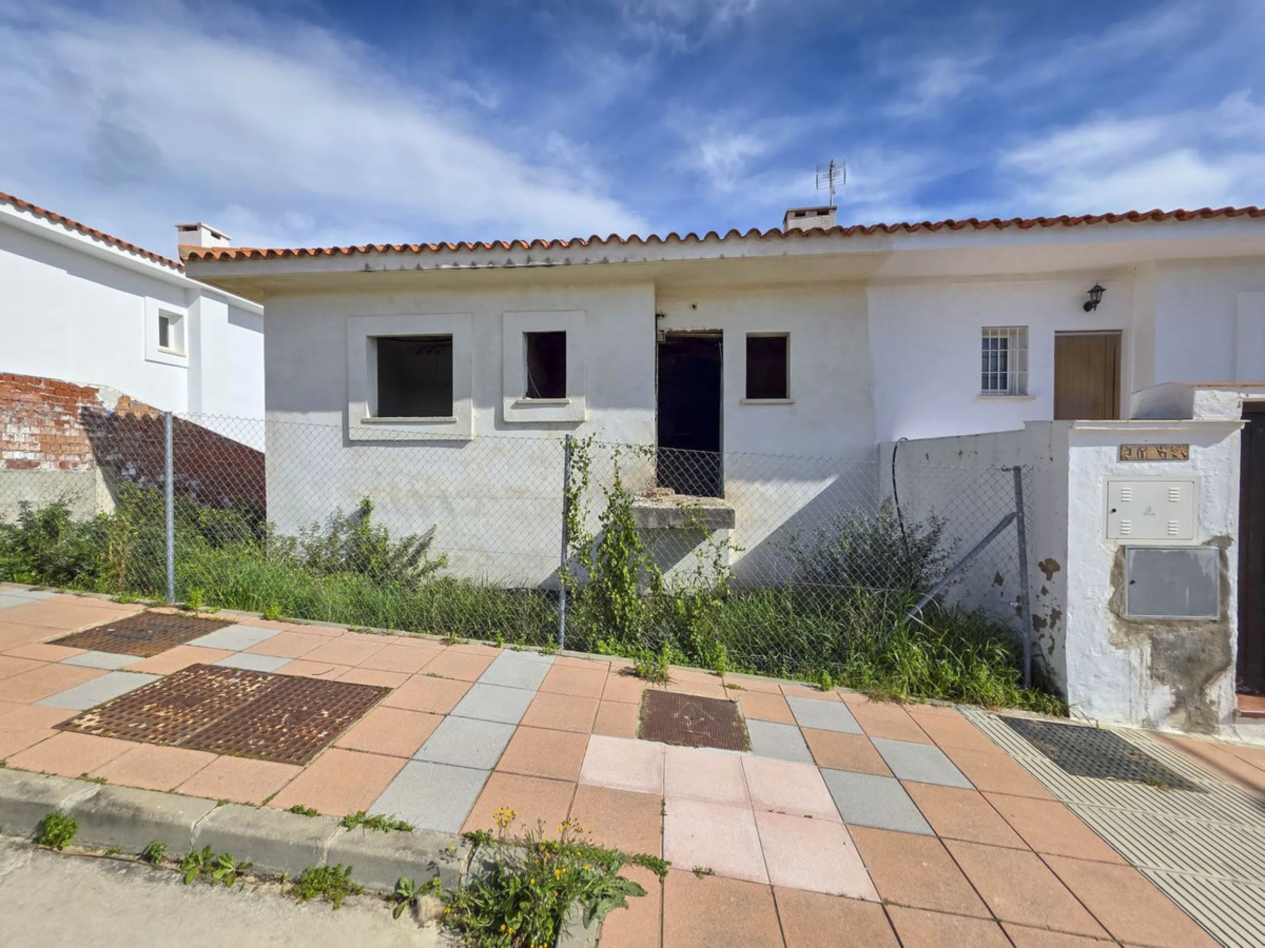 SEMI-DETACHED HOUSE WITH SEA VIEWS AND GREAT POTENTIAL IN LA DUQUESA