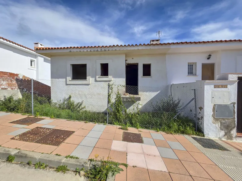 SEMI-DETACHED HOUSE WITH SEA VIEWS AND GREAT POTENTIAL IN LA DUQUESA